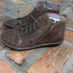 Chacal desert leather flat high top zip boots